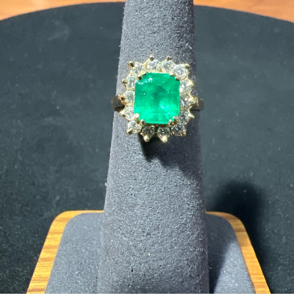 Vintage 14K YELLOW GOLD EMERALD AND DIAMOND HALO Cluster Ring 3.4g Size 5